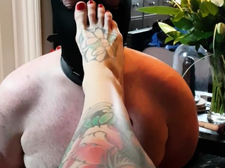 Amateur Foot Fetish Girlfriend Sucks and gives a Footjob