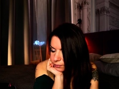 webcam-brunette-solo-masturbation