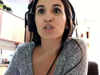 Big boob brunette masturbates on webcam