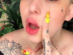 amateur-adorable-blonde-and-brunette-girls-doing-blowjob