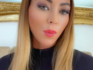 Solo girls masturbate until orgasm for