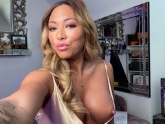 Amateur webcam babe masturbating