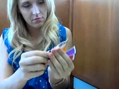 haley-amateur-blonde-girl-toying-pussy-using-a-vibrator