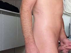 Joshua Guthmann nackt im Badezimmer